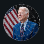 2021 Joe Biden USA:s president Porträtt Darttavla<br><div class="desc">Fotografiet fångade ett ögonblick 2021 av president Joe Biden, bilden är nu en av hans officiell amerikanska presidentfotografi. Solljus strömmar genom ett fönster och kastar en varm glöd på figur i en biden som står tryggt i mitten av ram. Hans arm har passerats, en gest som tyder på både auktoritet...</div>