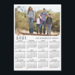 2021 Magnetic Calendar Family Photo Black White<br><div class="desc">Om du vill ha en 2024-kalender här i stil går du till https://www.zazzle.com/2024_magnetic_calendar_family_photo_white_black-256934997520774775 Detta enkla minimalistiska stil 2021-kalenderkort är enkelt att anpassa med foto från familjen namn och anpassningsbar för att skapa en unik present till de kära. Den svarta och vita designen med en färgstark bild ser vacker ut och...</div>