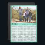 2021 Magnetic Fridge Calendar Family Photo Grönt<br><div class="desc">Denna enkla 2021-magnetkortskalender är lätt att anpassa med familjens foto namn och anpassningsbar för att skapa en unik present till de kära. Klicka på "Anpassa den här mallen" om du vill ladda upp bild och ange namn för familjen. Gröntens bakgrund gör den till snyggt och glad. Söndag genom lördagskalendern är...</div>