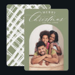 2022 FAMILY PHOTO CARD christmas arch ram oliv Meddelande<br><div class="desc">by kat masard >> WWW.SIMPLYSWEETPAPERIE.COM <<< A toppen roligt card design med citatet "GOD JUL" med kombinerad skripttyp av elegant med serif typography och kor hatch mönster på baksidan.</div>