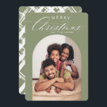 2022 FAMILY PHOTO CARD christmas arch ram oliv Meddelande<br><div class="desc">by kat masard >> WWW.SIMPLYSWEETPAPERIE.COM <<< A toppen roligt card design med citatet "GOD JUL" med kombinerad skripttyp av elegant med serif typography och kor hatch mönster på baksidan.</div>