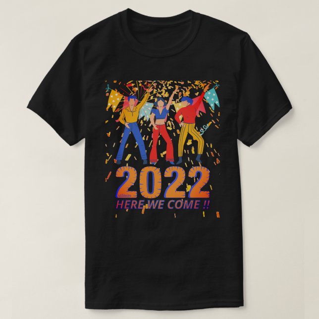 2022 HÄR KOMAR VI en lustig gåva från nyårsafton p T Shirt (Design framsida)