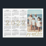 2022 Photo Calendar Magnet Modern Black White Guld<br><div class="desc">Den nuvarande designade för 2022 års magnetkalender i det minimalistiska stil är lätt att anpassa med personliga foton för att skapa en unik keepy för dina nära och kära. Den vita och svarta designen med en färgstark bild och en gyllene text är den mall där du kan skriva din familj...</div>