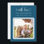 2023 FAMILY PHOTO Söt elegant (blått) Julkort<br><div class="desc">by kat masard >> WWW.SIMPLYSWEETPAPERIE.COM <<< En söt kortdesign som innehåller "med kärlek" längst upp och sedan ditt namn och meddelande,  och färg på baksidan,  ge dig möjligheten att skicka ett personligt meddelande. Med fyrkantigt ramfoto på framsidan för ditt favoritfoto!</div>