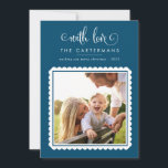 2023 FAMILY PHOTO Söt elegant (blått) Julkort<br><div class="desc">by kat masard >> WWW.SIMPLYSWEETPAPERIE.COM <<< En söt kortdesign som innehåller "med kärlek" längst upp och sedan ditt namn och meddelande,  och färg på baksidan,  ge dig möjligheten att skicka ett personligt meddelande. Med fyrkantigt ramfoto på framsidan för ditt favoritfoto!</div>