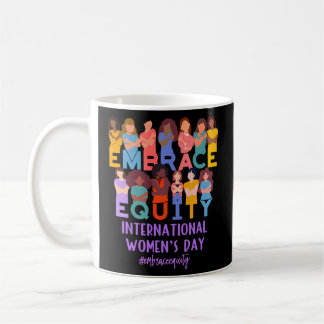 2023 Internationell Day Iwd Embrace Equity Kaffemugg