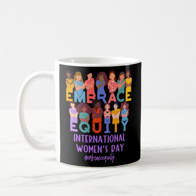 2023 Internationell Day Iwd Embrace Equity Kaffemugg (Vänster)