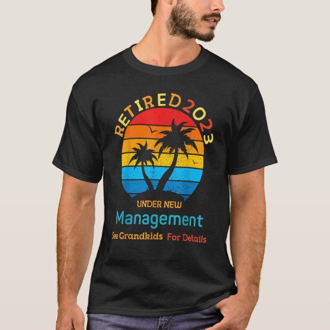 2023 Retired Under New Management See Grandkids    T Shirt (Framsida)