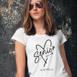 2024 års högsta trendig, modern t shirt<br><div class="desc">Skaffa ditt sista år på high school eller College med den här "Senior 2024" Zazzle t-shirt! Designad för att fira din akademiska resa, med sitt underbara stiliserade hjärta, är den här garantin en must-have för all trending student och är perfekt att visa upp ditt klassmässiga pride för hela din high...</div>