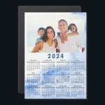 2024 års moderna fotokalender - blått vithav<br><div class="desc">Den här eleganten är 2024-kalendermagnet som är lätt att anpassa med ett personligt foto för att skapa en unik keepé för dina nära och kära. Den blå och vita designen med din bild är söt för stil insida, och är en praktisk presentidé. Klicka på "Anpassa den här mallen" och ändra...</div>