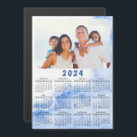 2024 års moderna fotokalender - blått vithav<br><div class="desc">Den här eleganten är 2024-kalendermagnet som är lätt att anpassa med ett personligt foto för att skapa en unik keepé för dina nära och kära. Den blå och vita designen med din bild är söt för stil insida, och är en praktisk presentidé. Klicka på "Anpassa den här mallen" och ändra...</div>