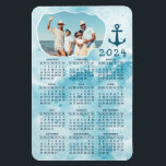2024 Calendar Anpassningsbar Foto Coastal Magnet<br><div class="desc">Skapa din egen fullt 2024-magnetisk fotokalender som har en snyggt kustdesign i teal aqua blue färg dekorerad med ett ankare. Den här 4 x 6-minimagnetkalendern är perfekt för personligt bruk och som en praktisk gåva till din familj och dina vänner.</div>