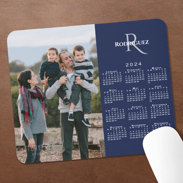 2024 Calendar Anpassningsbar Photo Monogram Namn Musmatta (2024 Calendar Custom Photo and Monogram Navy Mouse Pad In Situ)
