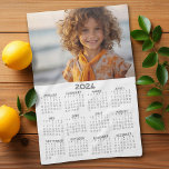 2024 Kalender med Photo Basic Grått White Kökshandduk<br><div class="desc">Ett mycket användbart objekt för skola eller hemmet. En standardkalender med ett foto överst. Detta visar en fullt-årsvy för hela data.</div>