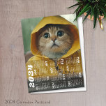 2024 Kalender med söt katt klädd i gult Vykort<br><div class="desc">En modern och grundläggande kalender för 2024 med ett sött kattfoto.</div>
