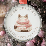 2024 Personlig Watercolor Cat God jul Julgransprydnad Metall<br><div class="desc">Den här söta helgdag har en snygg rosa- och beige vattenfärgskatt i en mysigt rosa-halsduk. Ord "God jul" visas i typsnittet beige serif,  med familjens namn och året nedan.</div>