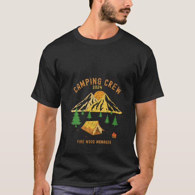 2024 Roligt Camping resa titles Fire Wood Manager  T Shirt (Framsida)