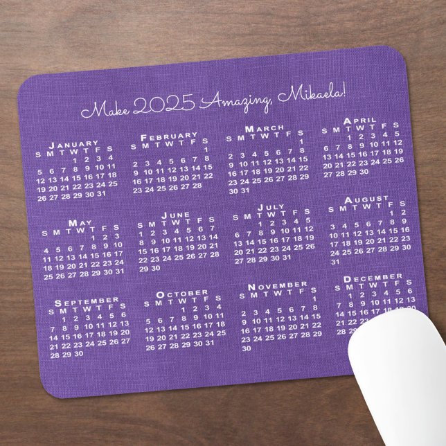 2025 - Anpassat namn på Lilan Linen Photo Musmatta (2025 Calendar Custom Name Purple Linen Photo Mouse Pad in situ)