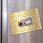 2025-Anpassningsbarna - Foto Gold Foil Family Magn<br><div class="desc">Skapa den här användbara knappsatsen för din familj och dina vänner så att de kommer ihåg dig året runt med det här grafikkortet, elegant 2025-kalenderkortet. Fet, vit, handskriven skripttypografi, ditt foto på anpassningsbarna och en enkel, modern 12-månaderskalender täcker över en faux-guld-folie. Anpassa med det foto du vill ha tillsammans med...</div>
