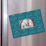 2025-Anpassningsbarna - Foto Teal Blue Family Magn<br><div class="desc">Skapa den här användbara knappsatsen för din familj och dina vänner så att de kommer ihåg dig året runt med det här grafikkortet, elegant 2025-kalenderkortet. Dold white calligraphy script typography, ditt anpassningsbar-foto och en enkel, modern 12-månaderskalender täcker över en mörk turkos tealblått bakgrund. Anpassa med det foto du vill ha...</div>