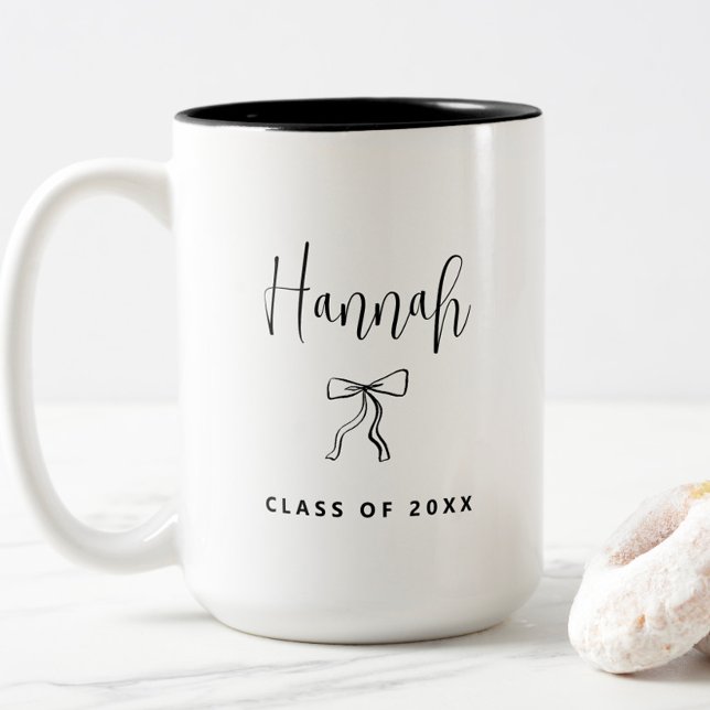 2025 års enkla moderna Personlig-klass Två-Tonad Mugg (class of 2025 graduation coffee mug with name, chic modern simple, college, coquette bow, elegant)