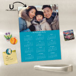 2025 års fotomalender för Namn-blåfamiljen<br><div class="desc">2025 års Anpassade Family Namn och Photo Magnetic Calendar-julkort med ditt personlig-foto och namn. 🌟 endast Designad för 2025, och perfekt för små gåvor, strumpor eller ställe i helgdagskorten! Den här versionen är en chic Teal Blue, men färg är fullt anpassade. Kontakta oss på cedarandstring@gmail.com om du behöver hjälp med...</div>