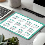 2025 års Fullt Årskalender Vågigt Emerald Grönt<br><div class="desc">Lila, svart och vit - en minimal, grundläggande 12-månaders Calendar Mousepad med en ren vit bakgrund, en snyggt Emerald Grönt vågigt gräns och eleganta svarta accenter. Den här designen erbjuder en modern perfekt för ditt hemkontor, en tankfull men enkel gåva till en medarbetare eller ett funktionellt tillägg till en skolskåp....</div>