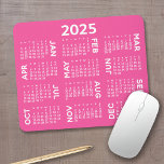 2025 års kalender - modern rosa och vit enkel musmatta<br><div class="desc">Svartvit - En minimal, grundläggande 12-månaders kalender för 2025 med solid bakgrund från färg. Ett modernt sätt att leta efter ditt hem eller skolskåp. Typsnitt är enkelt att läsa och färg kan ändras. — Om du öppnar anpassningsområdet kommer det att ta dig till ett avancerat designområde där du kan ändra...</div>