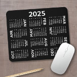 2025 års kalender - modern svart och vit enkel musmatta<br><div class="desc">Svartvit - En minimal, grundläggande 12-månaders kalender för 2025 med solid bakgrund från färg. Ett modernt sätt att leta efter ditt hem eller skolskåp. Typsnitt är enkelt att läsa och färg kan ändras. — Om du öppnar anpassningsområdet kommer det att ta dig till ett avancerat designområde där du kan ändra...</div>