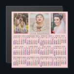 2025 års kalender - Rosa-familjens fotokollage Magnetisk Inbjudningskort<br><div class="desc">Denna kvadrat 2025-kalendermagnet har siffror i ett regnbåge av söt färg, allt i ett sammanhang av lätt rosa. Varje nummerkolumn är en annan ton och skapar den enklare att läsa. Lägg till tre av dina egna foton överst (ett kvadrat och två lodräna fungerar bäst, men alla former justeras automatiskt för...</div>