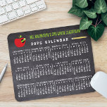 2025 års kalender - Skollärare i Namn Musmatta<br><div class="desc">Denna 2025- åriga månatliga kalendermunstycke/ munstycke visar veckodagarna för varje månad. Utformningen omfattar ett ritbord, plus en bild av mask i ett äpple och en penna. Du kan också lägga till anpassningsbarnas text i grönt överst. Använda bara den enkla mallen att anpassa. Vet alltid vilket datum det är och kontrollera...</div>