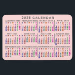 2025 års månadskalender  Rosa färgstark Magnet<br><div class="desc">I denna månatliga kalendermånad för 2025 anges veckodagarna för varje månad ljusa färger. Varje dagskolumn är en annan färg och skapar den enklare att läsa. Bakom färger regnbåge är magneten en lätt rosa - men du kan anpassa bakgrunden till vilken färg du vill ha. Det här är en enkel, djärv...</div>