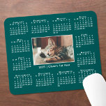 2025 års moderna kalender Ditt foto Namn på Teal Musmatta<br><div class="desc">I den moderna kalendern för 2025 finns ditt foto och namn i mitten. Ersätt exempelbilden och texten med en egen i sidlisten. Ditt foto har ett tunt vitt gräns och omges av en lätt läsbar vit kalender på en tealbakgrund. Gör en underbar gåva till djurälskare, nya föräldrar och familj. (Om...</div>