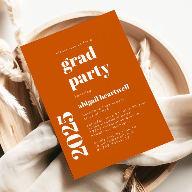 2025 Bold Typography Burnt Orange Grad Party Inbjudningar (Skapare uppladdad)