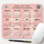 2025 Calendar Business Logotyp QR-kod  Rosa Musmatta<br><div class="desc">2025 Calendar Business Logotyp, QR-kod Modern Rosa Minimalist Mouse Pad. Alla texterna är i förväg ordnade så att du enkelt och snabbt kan anpassa dig med dina egna detaljer. Önska er alla ett Glad helg och ett nytt Fantastisk! För många andra kortutformningar, gå till: (Business Helgdagskort) https://www.zazzle.com/collections/119095696689680604 (Business Magnetic Cards)...</div>