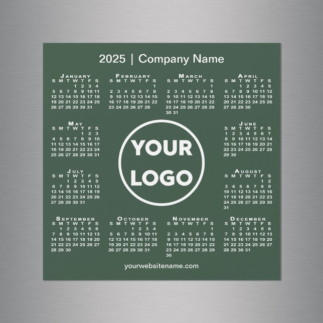 2025 Calendar Company Logotyp on Forest Grönt Magn (2025 Calendar Company Logo on Forest Green Magnet in situ)