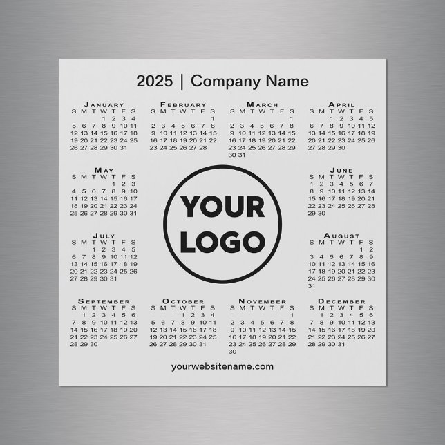 2025 Calendar Company Logotyp on Light Grått Magne (2025 Calendar Company Logo on Light Grey Magnet in situ)