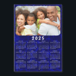 2025 Calendar Magnet Family Photo Navy Blue<br><div class="desc">Den här 2025-familjens fotokalendermagnet med marin blå bakgrund är lätt att anpassa med anpassningsbarna bild genom att använda mallen. Klicka på "Anpassa" ("Visa produktinformation" / "Anpassa") och ändra bild för att få resultatet med samma snyggt ram-utseende kant runt det. Gör din egen kalender till en praktisk gåva till familj, par,...</div>