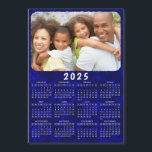 2025 Calendar Magnet Family Photo Navy Blue<br><div class="desc">Den här 2025-familjens fotokalendermagnet med marin blå bakgrund är lätt att anpassa med anpassningsbarna bild genom att använda mallen. Klicka på "Anpassa" ("Visa produktinformation" / "Anpassa") och ändra bild för att få resultatet med samma snyggt ram-utseende kant runt det. Gör din egen kalender till en praktisk gåva till familj, par,...</div>