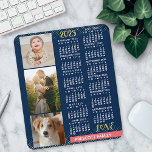 2025 Calendar Navy Coral Guld Family Photo Collage Musmatta<br><div class="desc">Fira 2025 med den här prediskettkalendern för fotokollage. Med lättläst data i fet vit har den här vackert enkla kalendern ord "2025" och "KÄRLEK" i faux guld glitter med en skarp korall rosa pub längs grund för din personlig familj namn eller annan text. Bakgrunden är marin blå. Lägg till tre...</div>