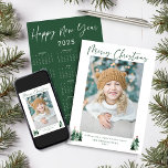 2025 Cute Minimalist-julfotskalender Julkort<br><div class="desc">🌟 2025 är 🌟 Cute, Modern och ändå rustisk julfotoport med vackra små skogar av rustiskt Julgranar och God jul i modern typografi på en mjuk modern färg-palett av skog och sage-grönt. Vi har satt en kalender för 2025 på baksidan för ett kort som varar hela året! Lägg till ditt...</div>