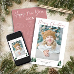 2025 Cute Minimalist Rosa Julfotskalender Julkort<br><div class="desc">🌟 2025 är 🌟 Cute, Modern och ändå rustisk julfotoport med vackra små skogar av rustiskt Julgranar och God jul i modern typografi på en mjuk modern färg-palett av skog och sage-grönt. Vi har satt en kalender för 2025 på baksidan för ett kort som varar hela året! Lägg till ditt...</div>