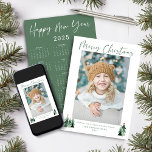 2025 Cute Minimalist Sage Julfotskalender Julkort<br><div class="desc">🌟 2025 är 🌟 Cute, Modern och ändå rustisk julfotoport med vackra små skogar av rustiskt Julgranar och God jul i modern typografi på en mjuk modern färg-palett av skog och sage-grönt. Vi har satt en kalender för 2025 på baksidan för ett kort som varar hela året! Lägg till ditt...</div>