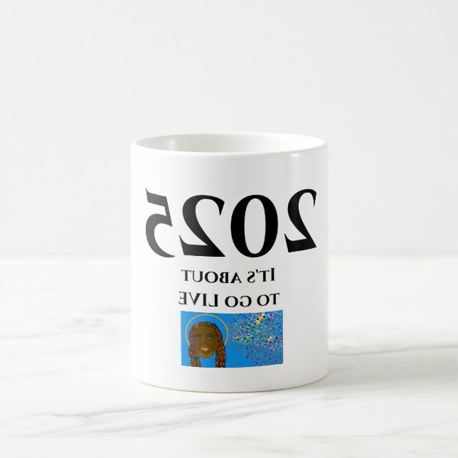 2025 Det är på väg att bli levande Kaffemugg (Center)