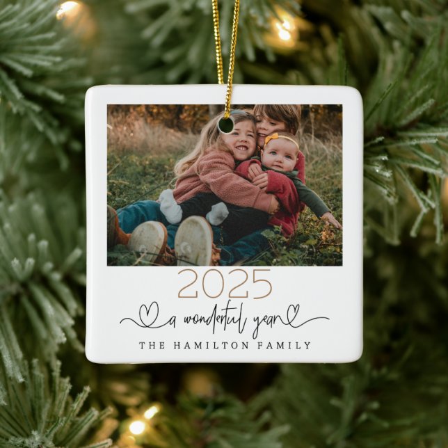 2025 Ett underbart årstidsskript, foto Julgransprydnad Keramik (Träd)