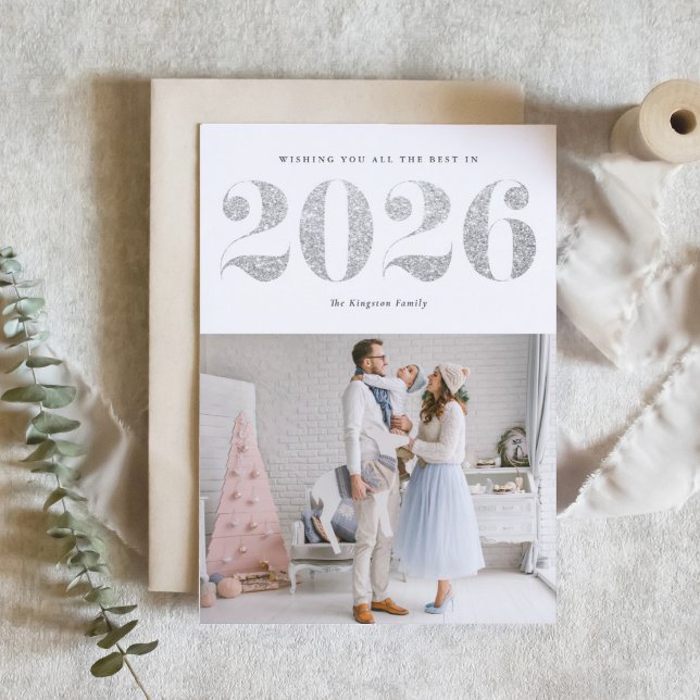 2025 Faux Silver Glitter Modern Gott nytt år Helgkort (Ring in 2026 with this sparkly Happy New Year photo card featuring faux silver glitter.)