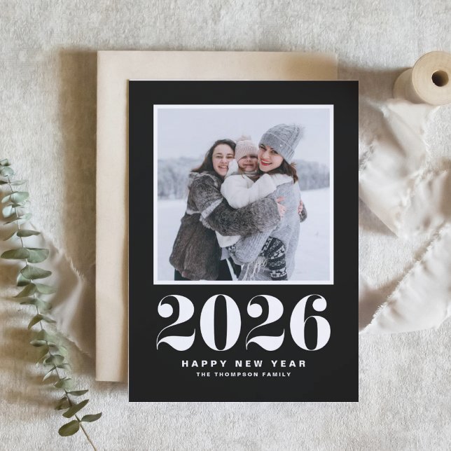 2025-fetstil, nyårfoto, svart 2025 helgkort (Ring in 2026 with a stylish retro flair using this black and white Happy New Year photo card.)