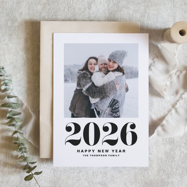 2025-fetstil, nyårfoto, svart 2025 helgkort (Ring in 2026 with this black and white Happy New Year photo card featuring retro bold typography.)