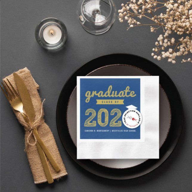 2025 fetstilt Guld-Studentfest Pappersservett (Class of 20YY Bold Gold Sketch & Dark Blue Graduation Party Paper Napkin @ zazzle.com/color_therapy)