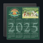 2025 Grönt för familjeåterförening för fotokalende<br><div class="desc">Denna magnetkalender för 2025 på mörk grönt bakgrund var designad för ett campingtema Familjeåterförening. Med mallen är det enkelt att ladda upp ett foto för anpassningsbar och anpassa texten med din familj namn. Utformningen illustrerar vintagens solnedgång med tält i en skog i gräs träd nära sjö och är optimerad för...</div>